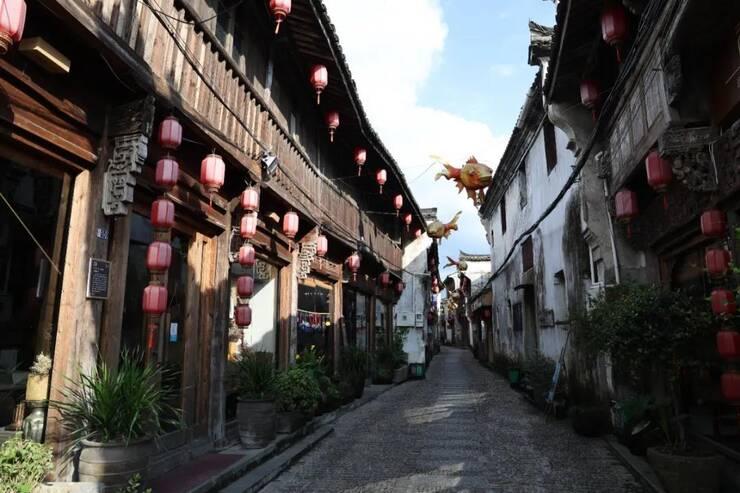 下来吃饭算四字词语吗？